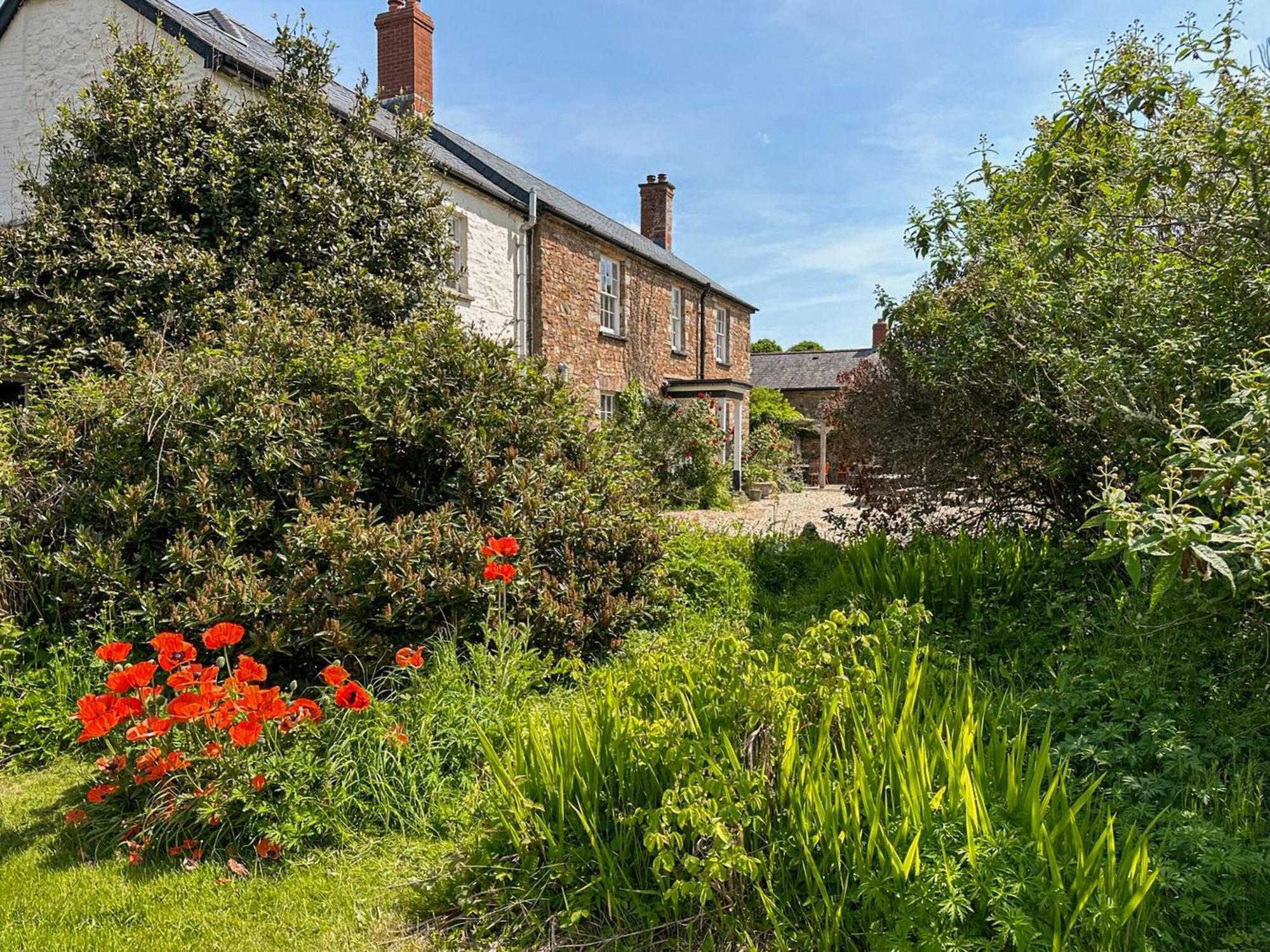 Вилла Duvale Priory - 9985 Bampton  Экстерьер фото